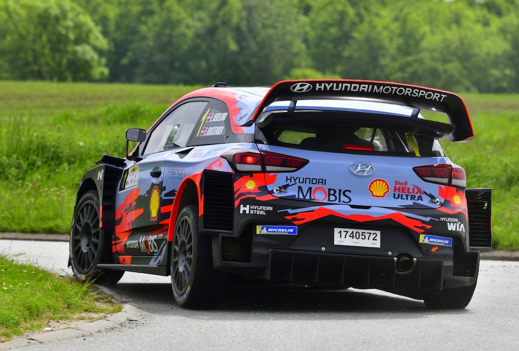 Esben Hegelund og Erik Christensen i Hyundai i20 WRC på en af rallyets hurtige og meget udfordrende hastighedsprøver.
(Foto: Michael Eisenberg)